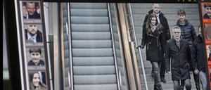 Ein Computer mit automatischer Gesichtserkennung-Software analysiert Passanten auf dem Bahnhof Südkreuz.