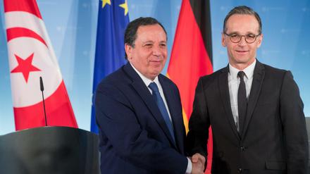 Außenminister Heiko Maas (SPD) schüttelt die Hand des tunesischen Außenministers Khemaies Jhinaoui. 