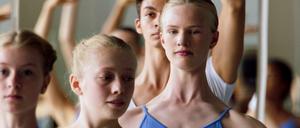 Victor Polster (3. v. l.) spielt die junge Ballerina Lara.