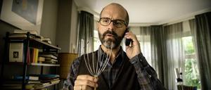 Stephan (Christoph Maria Herbst) findet die Namenswahl seines Schwagers nicht lustig.