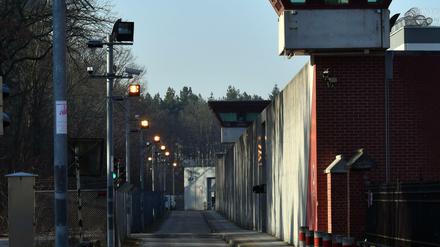 Hinter Mauern. Seit 2005 verbüßt Keith M. eine Haftstrafe wegen Mordes in der JVA Tegel. 