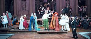 Eine Frage der Perspektive. Dirigent und Regisseur Iván Fischer (rechts) mit seinem „Falstaff“-Ensemble in Palladios Teatro Olimpico.