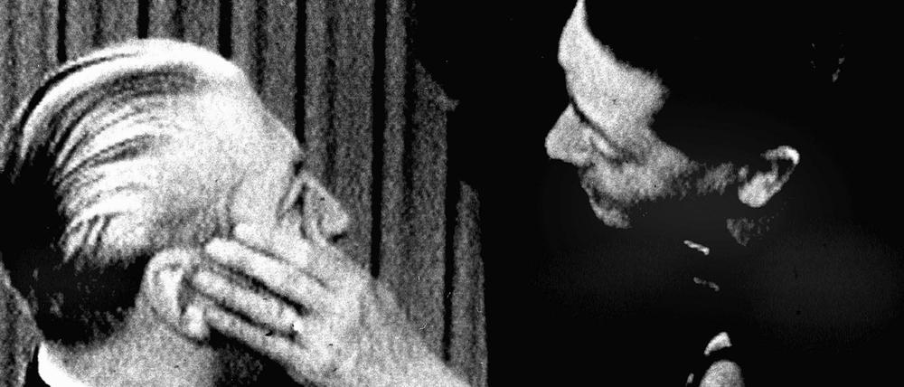 Bundeskanzler Kurt Georg Kiesinger (linke Seite) läßt sein verletztes Auge untersuchen. Aufgenommen am 7. November 1968 beim Bundesparteitag der CDU in der Berliner Kongresshalle, nachdem er von der 29jährigen Beate Klarsfeld geohrfeigt wurde.