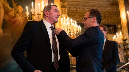 Außenminister Heiko Maas (SPD) zeichnet Daniel Nivel mit dem Bundesverdienstkreuz aus. 