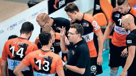 Cedric Enard, 42, ist seit dieser Saison der neue Trainer der BR Volleys. Der Franzose führte zuletzt Tours VB zum Meistertitel in Frankreich. An diesem Donnerstag um 19 Uhr bestreitet Enard mit den Berlinern das erste Liga-Heimspiel gegen Düren. 