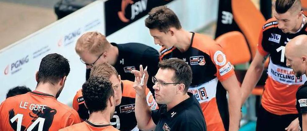Cedric Enard, 42, ist seit dieser Saison der neue Trainer der BR Volleys. Der Franzose führte zuletzt Tours VB zum Meistertitel in Frankreich. An diesem Donnerstag um 19 Uhr bestreitet Enard mit den Berlinern das erste Liga-Heimspiel gegen Düren.