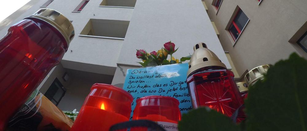 Tod aus der Höhe. Aus dem Tatort im Märkischen Viertel ist ein Trauerort geworden.