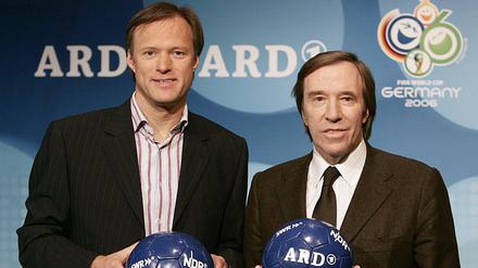 Ein Bild aus glücklichen Tagen. Sportmoderator Gerhard Delling (l) und Experte Günter Netzer 2006 bei der WM-Präsentation 