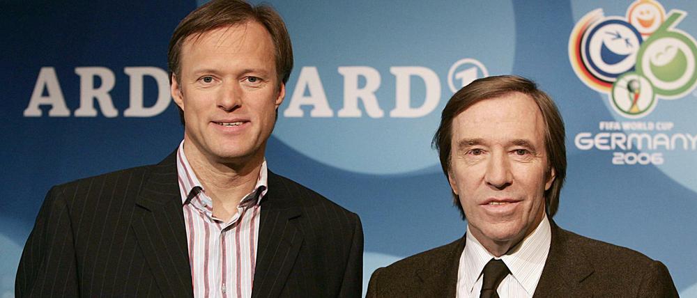 Ein Bild aus glücklichen Tagen. Sportmoderator Gerhard Delling (l) und Experte Günter Netzer 2006 bei der WM-Präsentation 