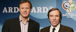 Ein Bild aus glücklichen Tagen. Sportmoderator Gerhard Delling (l) und Experte Günter Netzer 2006 bei der WM-Präsentation 