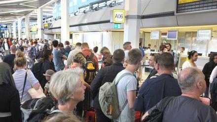 Stress am Gate. So sah es zu Beginn der Sommerferien in Tegel aus. 