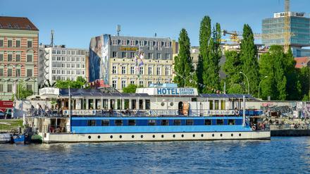 Schwimmendes Hotel: Das Eastern Comfort gleich hinter der East Side Gallery.