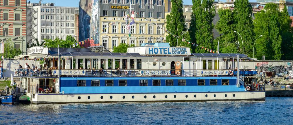 Schwimmendes Hotel: Das Eastern Comfort gleich hinter der East Side Gallery.