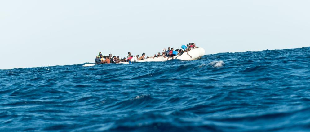 Gefahr in Verzug. Menschen in einem Schlauchboot warten im Januar vor der libyschen Küste auf den Rettungseinsatz von SOS Mediterranee und der italienischen Küstenwache.