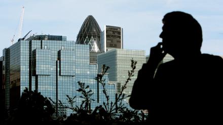 Schon jetzt fahren einige Firmen, die im Finanzviertel von London einen Sitz haben, Verluste aufgrund des bevorstehenden Brexits ein. 
