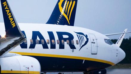 Als eine Frau im Flugzeug rassistisch beleidigt wird, greift der Flugbegleiter nur zaghaft ein. 