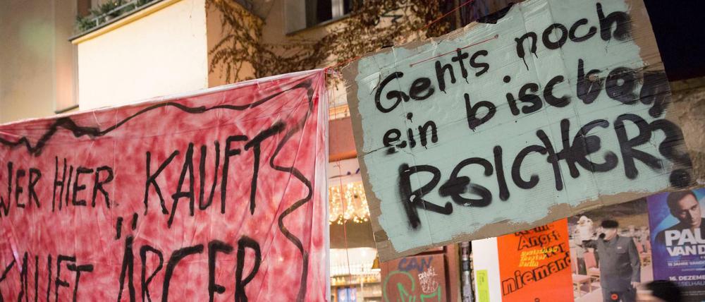 ...und manchmal kriegen auch die Reichen Ärger. Straßenszene aus Berlin-Friedrichshain.