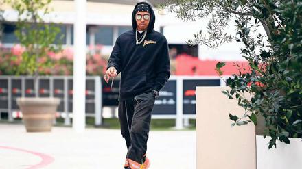 Alles im Blick. Mercedes-Pilot Lewis Hamilton liebt das Spektakel, nicht nur auf, sondern auch neben der Strecke. 