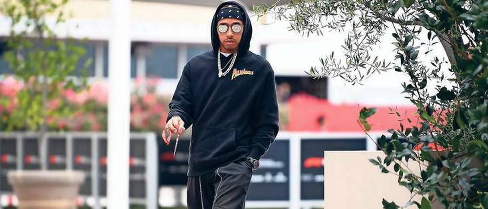 Alles im Blick. Mercedes-Pilot Lewis Hamilton liebt das Spektakel, nicht nur auf, sondern auch neben der Strecke.