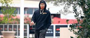 Alles im Blick. Mercedes-Pilot Lewis Hamilton liebt das Spektakel, nicht nur auf, sondern auch neben der Strecke. 