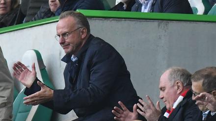 Applaus, Applaus. Für deine Worte. Karl-Heinz Rummenigge (l.) fühlt sich nach dem Spiel in Wolfsburg bestätigt.