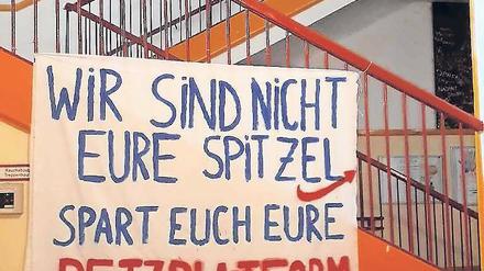 Protestzeichen der Schüler aus dem Fichtenberg-Gymnasium in Steglitz: Aufgehängt noch vor der Veröffentlichung des AfD-Portals und fotografiert von Schulleiter Andreas Steiner, der sich über das Engagement seiner Schüler sehr gefreut hat.