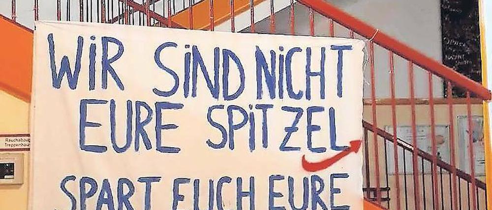 Protestzeichen der Schüler aus dem Fichtenberg-Gymnasium in Steglitz: Aufgehängt noch vor der Veröffentlichung des AfD-Portals und fotografiert von Schulleiter Andreas Steiner, der sich über das Engagement seiner Schüler sehr gefreut hat.