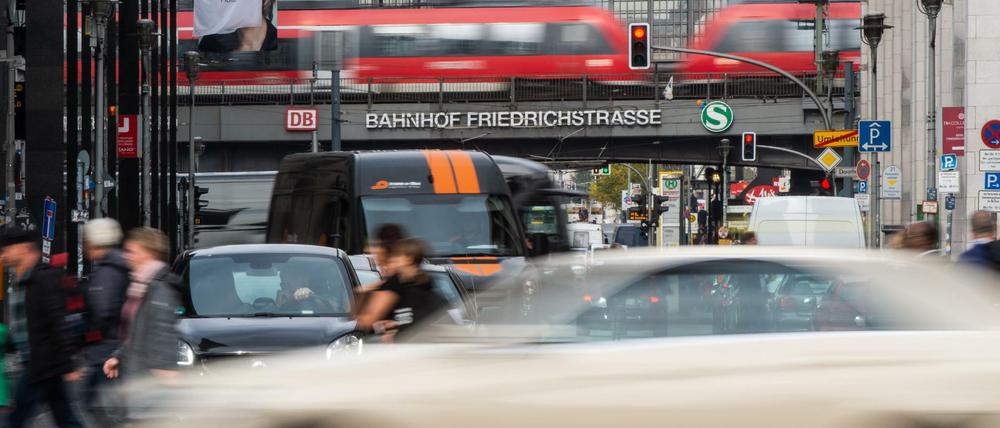 Autos fahren im dichten Verkehr auf der Friedrichstraße. Eine Initiative will Abschnitte probeweise frei von Autos halten.