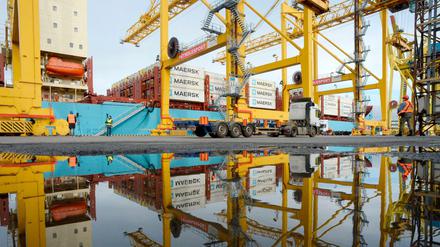 Die Venta Maersk in St. Petersburg. Noch nie hat ein so großes Schiff die Nordroute ohne Eisbrecher-Hilfe befahren.