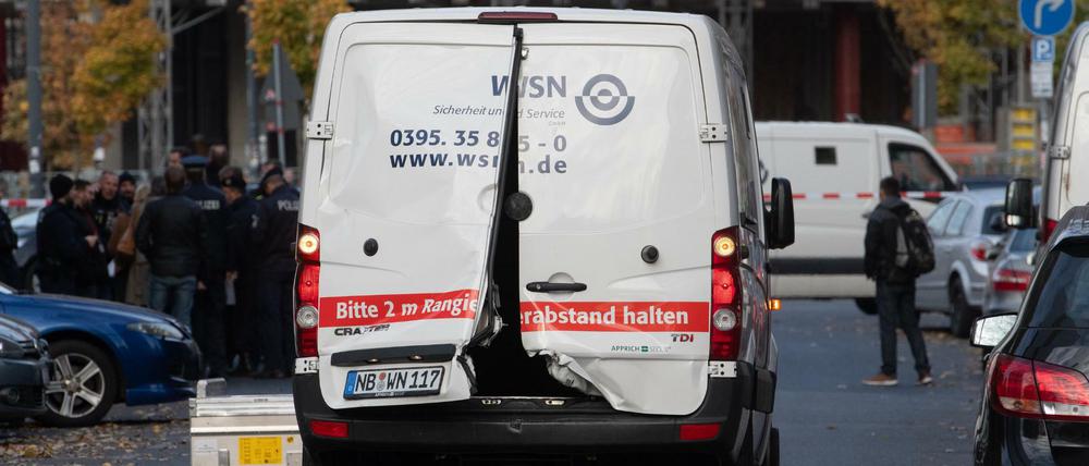Mit brachialer Gewalt öffneten die Täter den Geldtransporter in der Schillingstraße.