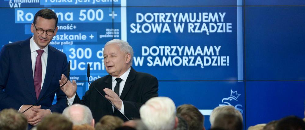 Jaroslaw Kaczynski (r), Vorsitzender der regierenden PiS-Partei «Recht und Gerechtigkeit», und Mateusz Morawiecki (l), Ministerpräsident von Polen am Wahlabend.
