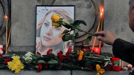 Ein Porträt der getöteten Fernsehreporterin Wiktorija Marinowa steht während einer Mahnwache auf dem Freiheitsdenkmal. 