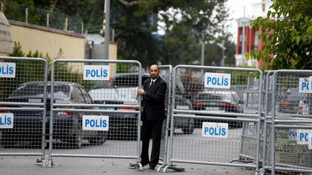 Die von der Polizei versperrte Zufahrt zum saudi-arabischen Konsulat in Istanbul, jenem Ort, in dem Jamal Khashoggi getötet wurde. 