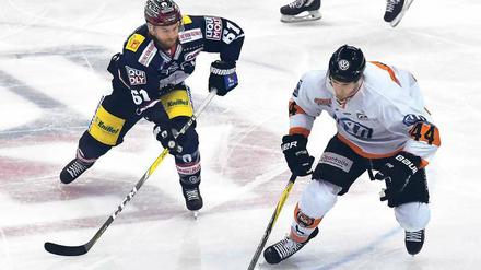 Hinterher statt vornweg. Bei den Grizzlys Wolfsburg mit Nationalspieler Björn Krupp (r.) läuft es in dieser Saison bisher noch nicht rund.