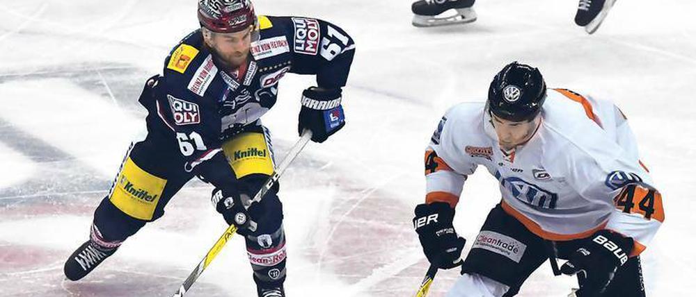 Hinterher statt vornweg. Bei den Grizzlys Wolfsburg mit Nationalspieler Björn Krupp (r.) läuft es in dieser Saison bisher noch nicht rund.