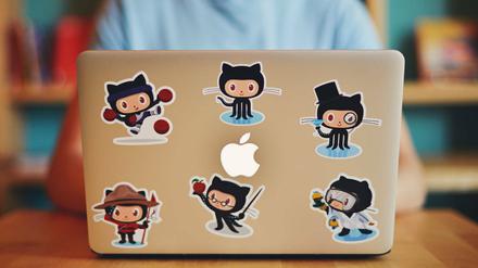 GitHub Sticker auf Notebook Laptop.