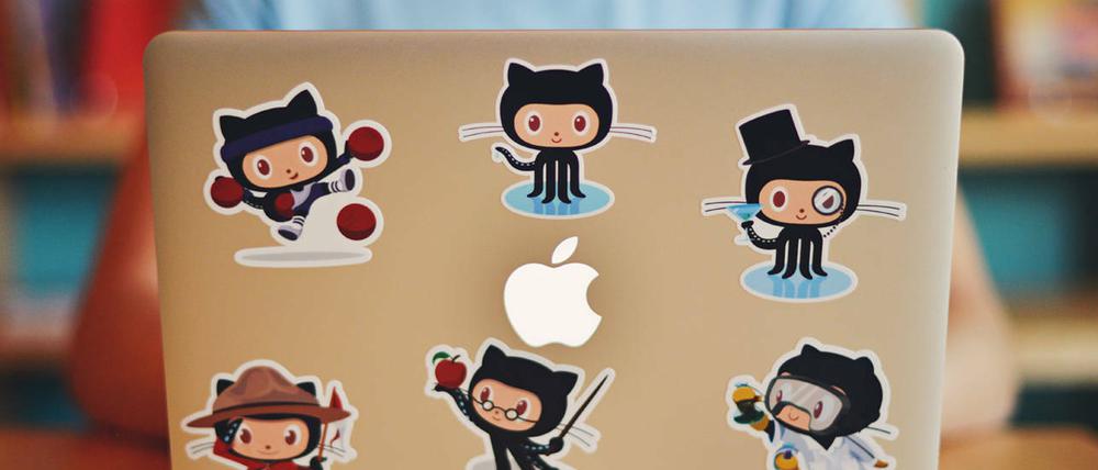 GitHub Sticker auf Notebook Laptop.