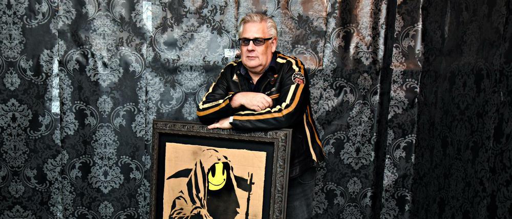 Der Sammler PC Neumann baut am Freitag in dem Restaurant medEATerranean trip in Friedrichshain die Banksy-Ausstellung auf.