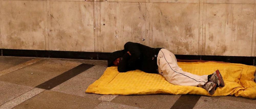 Ein Obdachloser in einer Unterführung in Budapest.