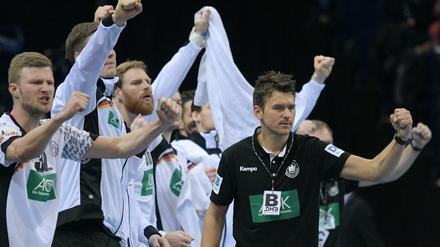 Fäuste ballen. Die deutschen Handballer mit Trainer Christian Prokop (r.) können die Fans bei den Öffentlich-Rechtlichen verfolgen.