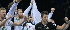 Fäuste ballen. Die deutschen Handballer mit Trainer Christian Prokop (r.) können die Fans bei den Öffentlich-Rechtlichen verfolgen.