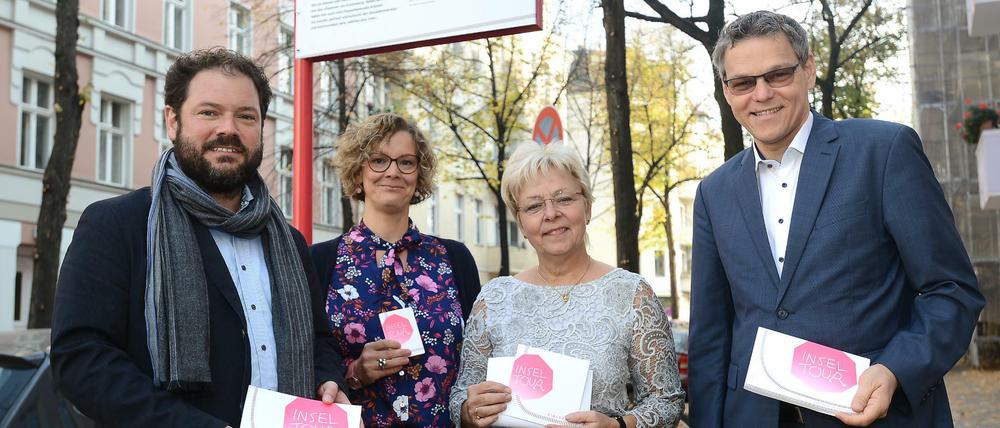 Hendrik Hübscher von der Senatsverwaltung für Stadtentwicklung, Bezirksmuseenleiterin von Götz, Bezirksstadträtin Kaddaz und ihr Amtskollege Oltmann (v. l.) stellten die „Insel-Tour“ vor.