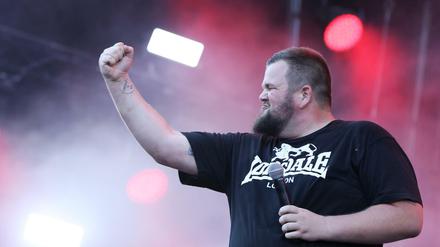 Der Sänger der deutschen Punkband "Feine Sahne Fischfilet", Jan "Monchi" Gorkow, steht am 03.06.2017 in Nürnberg (Bayern) beim Musikfestival Rock im Park auf der Bühne.
