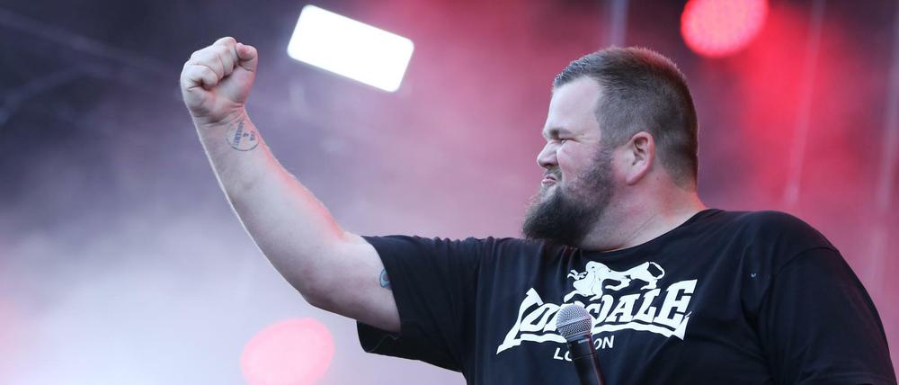 Der Sänger der deutschen Punkband "Feine Sahne Fischfilet", Jan "Monchi" Gorkow, steht am 03.06.2017 in Nürnberg (Bayern) beim Musikfestival Rock im Park auf der Bühne.