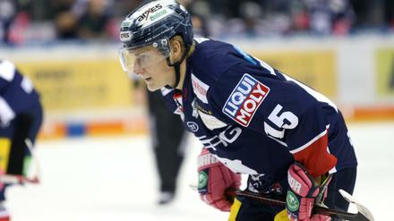 Charlie Jahnke (Eisbaeren Berlin) beim Spiel Eisbaeren Berlin gegen Grizzlys Wolfsburg am 19.10.2018 in der Mercedes-Benz Arena Berlin Eishockey - Deutsche Eishockey - Liga DEL - Eisbaeren Berlin - Grizzlys Wolfsburg *** Charlie Jahnke Eisbaeren Berlin playing Eisbaeren Berlin against Grizzlys Wolfsburg on 19 10 2018 in the Mercedes Benz Arena Berlin Ice Hockey German Ice Hockey League DEL Eisbaeren Berlin Grizzlys Wolfsburg