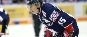 Charlie Jahnke (Eisbaeren Berlin) beim Spiel Eisbaeren Berlin gegen Grizzlys Wolfsburg am 19.10.2018 in der Mercedes-Benz Arena Berlin Eishockey - Deutsche Eishockey - Liga DEL - Eisbaeren Berlin - Grizzlys Wolfsburg *** Charlie Jahnke Eisbaeren Berlin playing Eisbaeren Berlin against Grizzlys Wolfsburg on 19 10 2018 in the Mercedes Benz Arena Berlin Ice Hockey German Ice Hockey League DEL Eisbaeren Berlin Grizzlys Wolfsburg