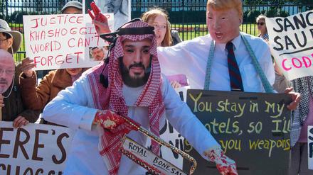 Demonstranten haben sich als Mohammed bin Salman verkleidet.