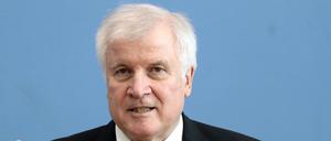 Bevor er noch mal für alles geradestehen müsse, was in der CSU passiert, lege er lieber sein Amt zurück. Das sagte Seehofer am Sonntag.