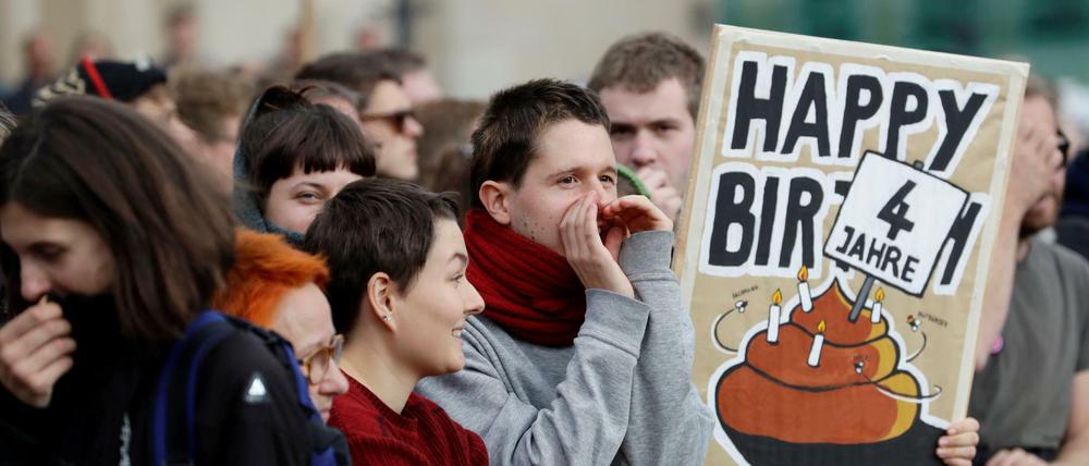 Demonstranten bei einem Protest gegen Pegida in Dresden.