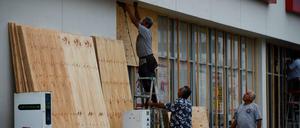 Mit Holzbrettern wappnen sich die Menschen in Mexiko gegen Hurrikane Willa.